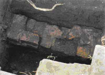 Cimiento de un muro hallado en la excavación de 1985 a un metro de distancia de la pared externa del Invernadero Caliente, ahora entendido como parte de las Vidrieras hechas hacia 1910