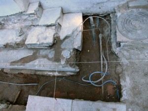 Foto 6: Extremo este del basamento con la caja de electricidad que destruyó la escalinata de mármol para un caño plástico, tras su limpieza.