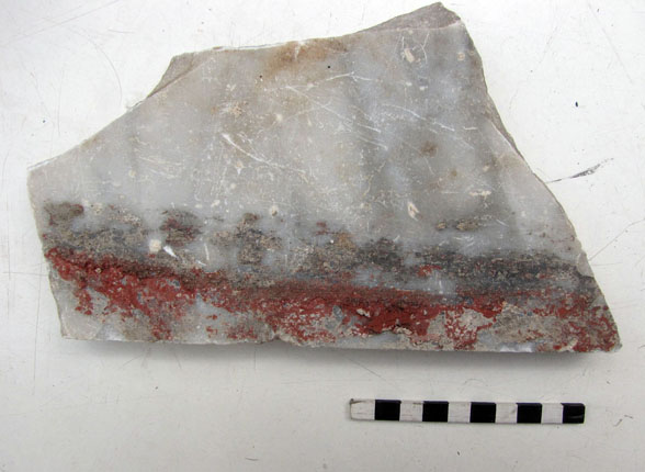 Foto 17: Pintura rojo de derrite en un fragmento de mármol del contrapiso original