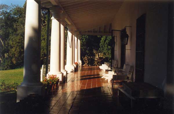 Figura 2: Galería de columnas de la casa mirando hacia la barranca.